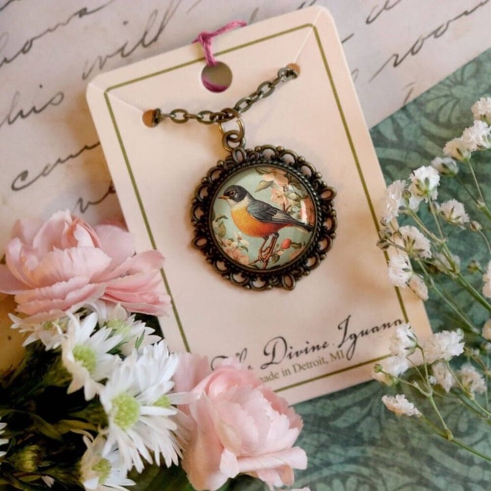 Vintage Robin Bird Necklace - Cottage Core Ornate Pendant - Antique Jewelry - Picture 4 of 6